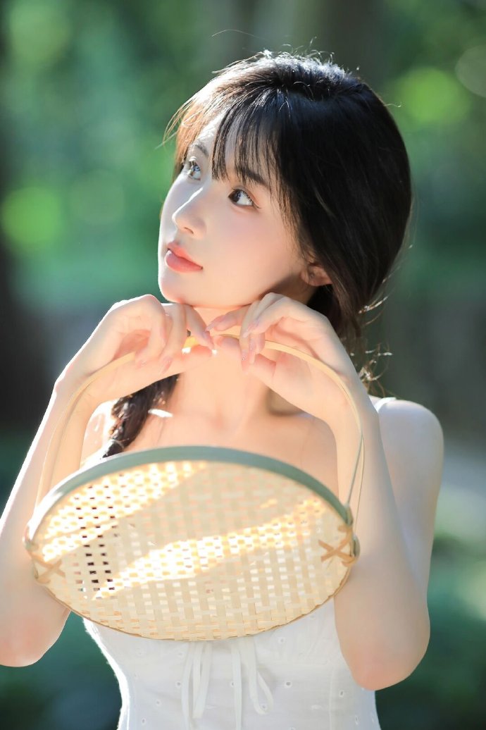 曲婉婷癌症消息引发热议，网友热议：这是否为现世报？